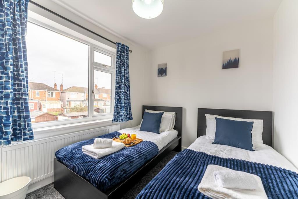 Modern House, Sleeps 5 In * Coventry
