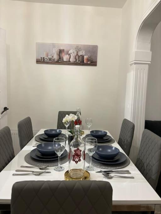 Modern House, Sleeps 5 In Holiday home Coventry