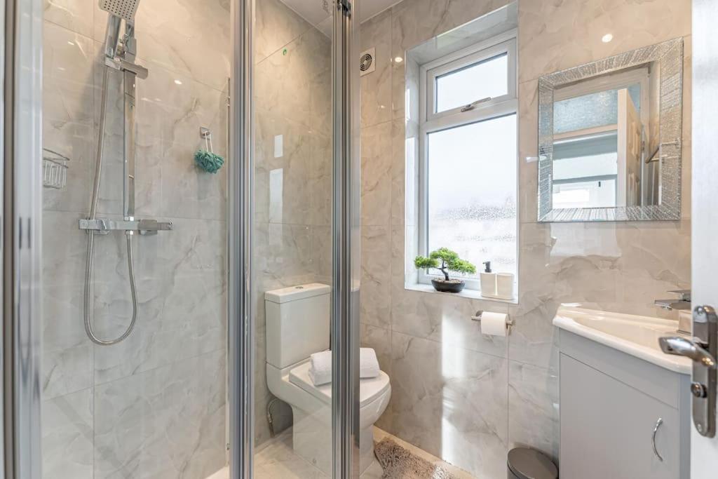 Modern House, Sleeps 5 In *