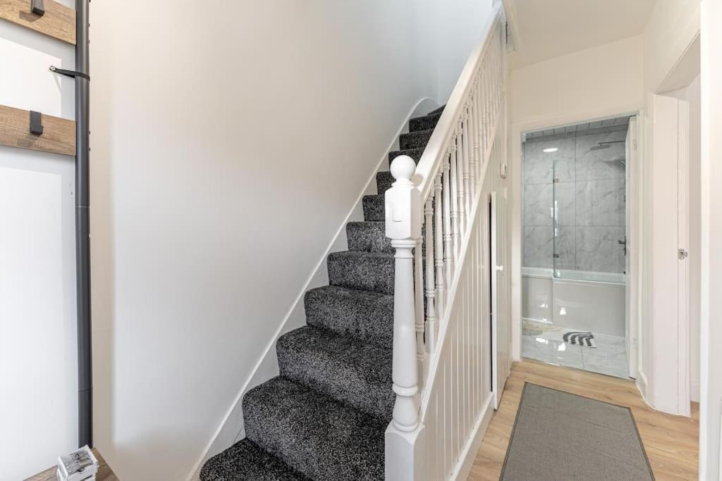 Modern House, Sleeps 5 In Holiday home