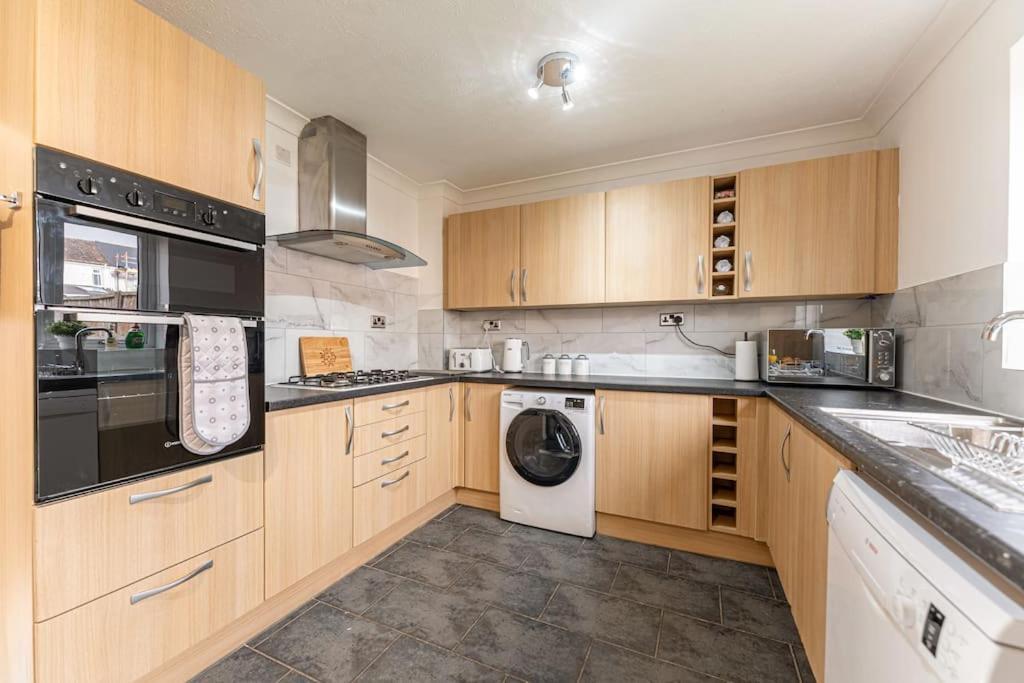 Modern House, Sleeps 5 In Coventry